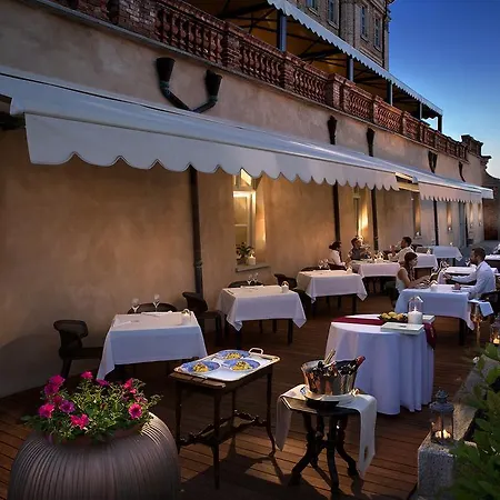 Castello Di 구아레네